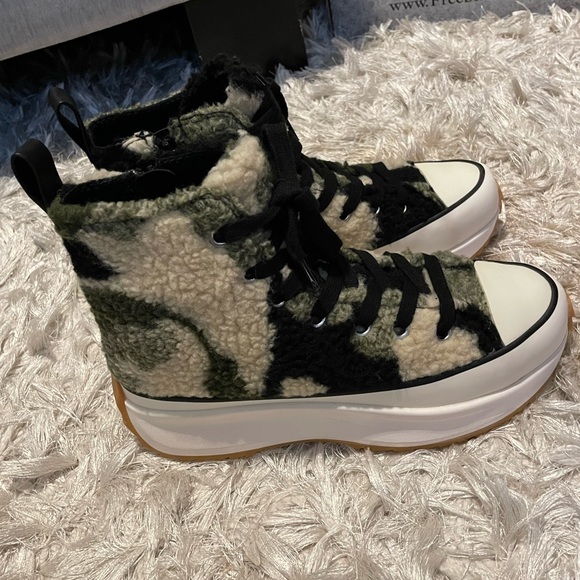 Steve Madden Shaft Fur Camo Sneakers NEW - Picture 3 of 8